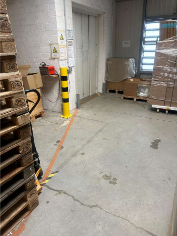 Lastenaufzug um Lager EG 