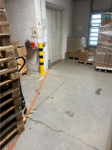 Lastenaufzug um Lager EG 